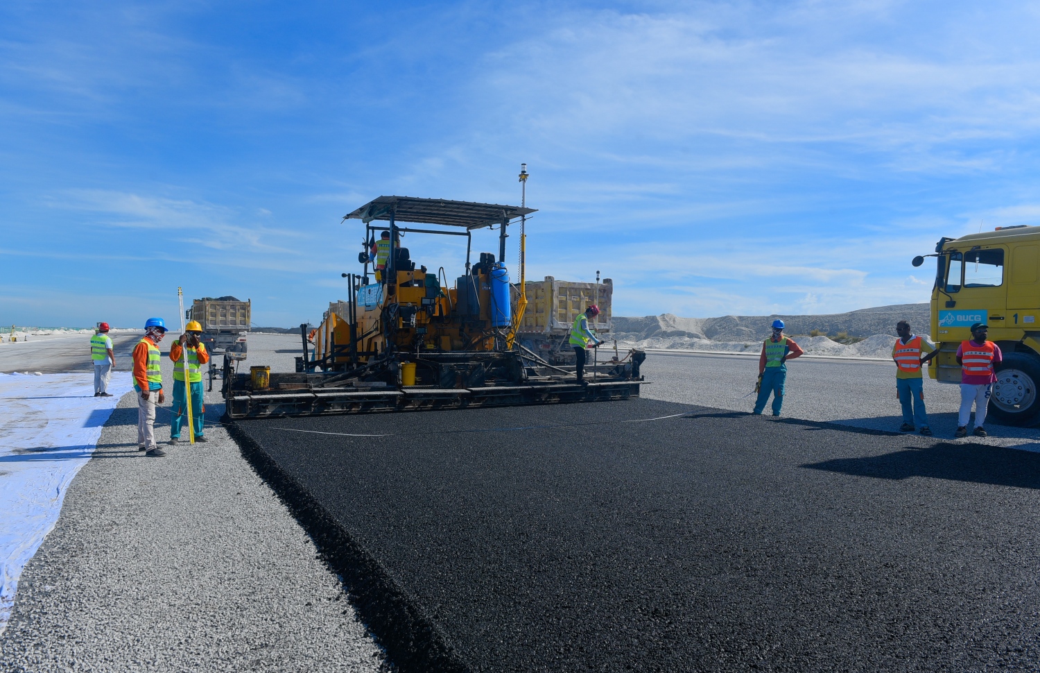 ހުޅުލެ: މާޗު 14، 2018: ވެލާނާ އިންޓަނޭޝަނަލް އެއާޕޯޓުގައި ހަދާ އާ ރަންވޭގެ ފުރަތަމަ ތާރު ފަށަލަ އެޅުމުގެ މަސައްކަތްކުރަނީ.-- ފޮޓޯ: ހުސެން ވަހީދު /މިހާރު