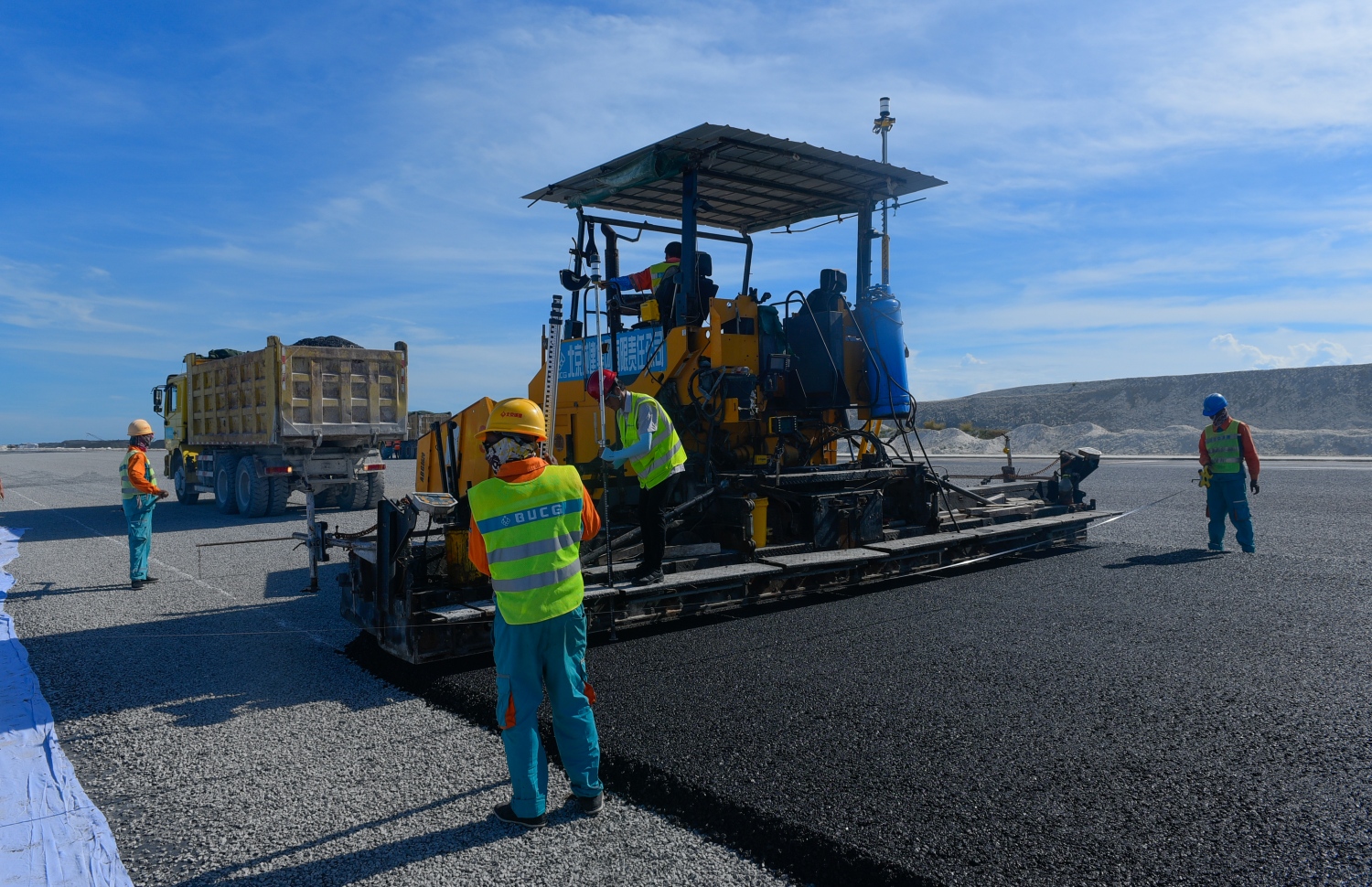 ހުޅުލެ: މާޗު 14، 2018: ވެލާނާ އިންޓަނޭޝަނަލް އެއާޕޯޓުގައި ހަދާ އާ ރަންވޭގެ ފުރަތަމަ ތާރު ފަށަލަ އެޅުމުގެ މަސައްކަތްކުރަނީ.-- ފޮޓޯ: ހުސެން ވަހީދު /މިހާރު