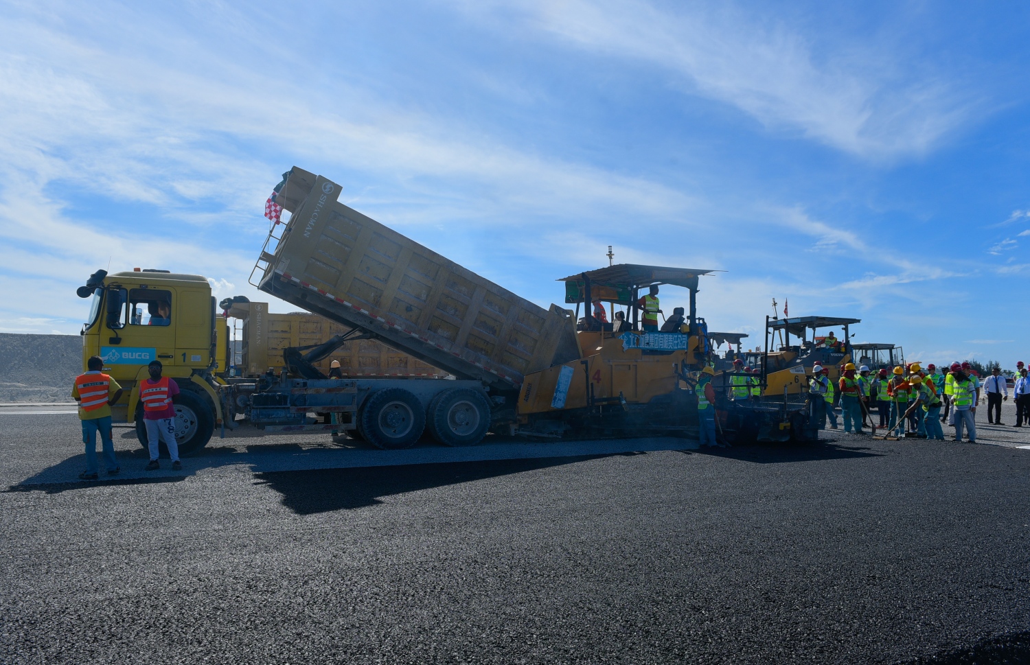 ހުޅުލެ: މާޗު 14، 2018: ވެލާނާ އިންޓަނޭޝަނަލް އެއާޕޯޓުގައި ހަދާ އާ ރަންވޭގެ ފުރަތަމަ ތާރު ފަށަލަ އެޅުމުގެ މަސައްކަތްކުރަނީ.-- ފޮޓޯ: ހުސެން ވަހީދު /މިހާރު