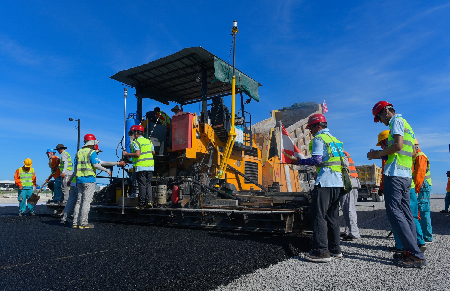 ހުޅުލެ: މާޗު 14، 2018: ވެލާނާ އިންޓަނޭޝަނަލް އެއާޕޯޓުގައި ހަދާ އާ ރަންވޭގެ ފުރަތަމަ ތާރު ފަށަލަ އެޅުމުގެ މަސައްކަތްކުރަނީ.-- ފޮޓޯ: ހުސެން ވަހީދު /މިހާރު