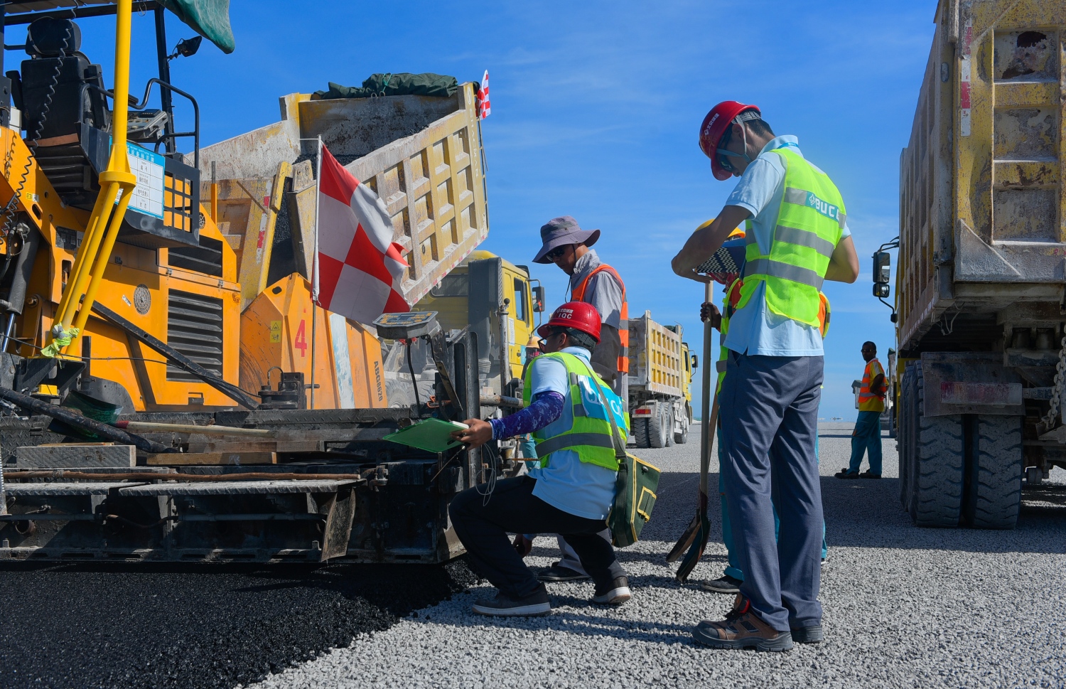 ހުޅުލެ: މާޗު 14، 2018: ވެލާނާ އިންޓަނޭޝަނަލް އެއާޕޯޓުގައި ހަދާ އާ ރަންވޭގެ ފުރަތަމަ ތާރު ފަށަލަ އެޅުމުގެ މަސައްކަތްކުރަނީ.-- ފޮޓޯ: ހުސެން ވަހީދު /މިހާރު