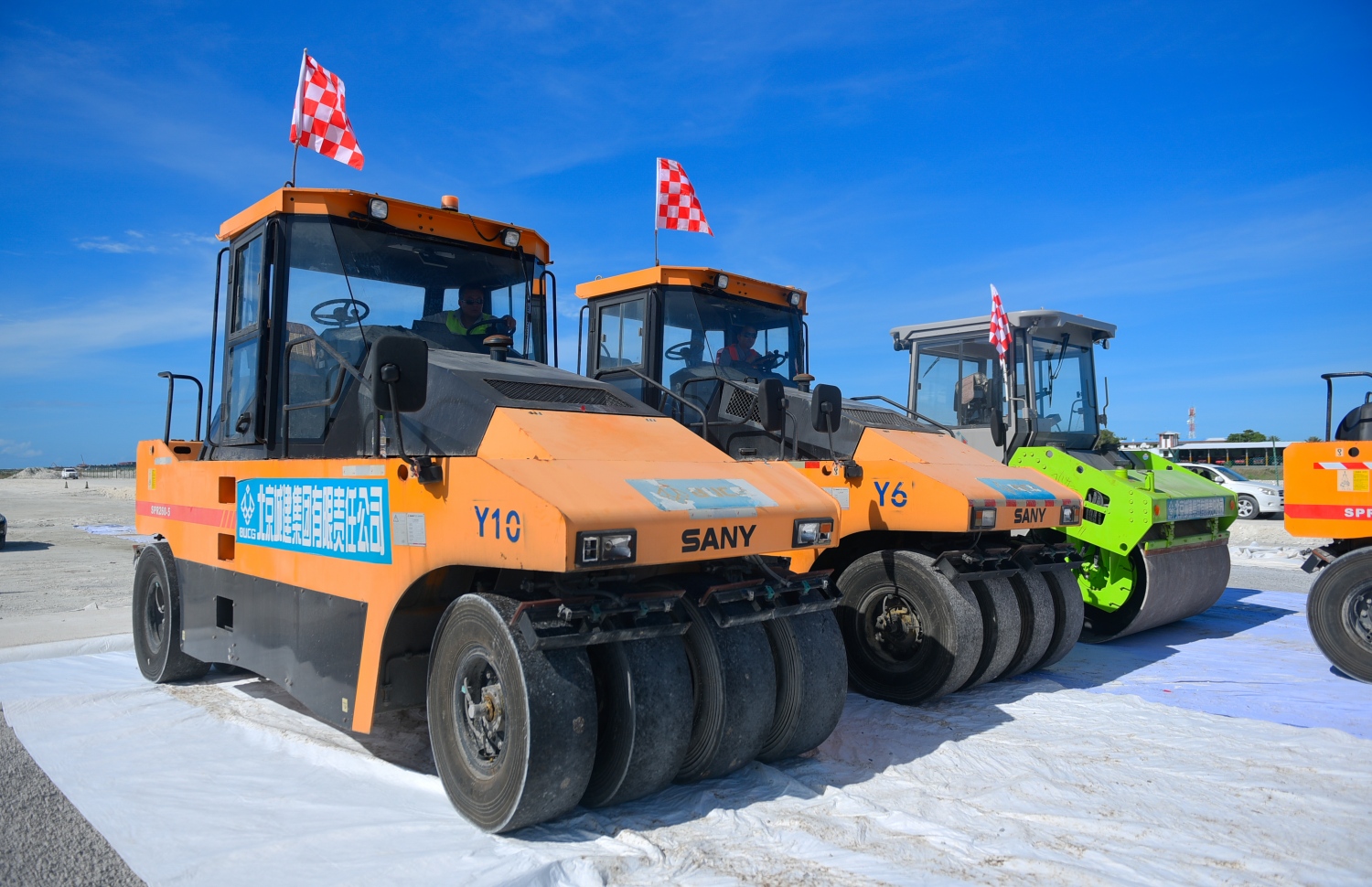 ހުޅުލެ: މާޗު 14، 2018: ވެލާނާ އިންޓަނޭޝަނަލް އެއާޕޯޓުގައި ހަދާ އާ ރަންވޭގެ ފުރަތަމަ ތާރު ފަށަލަ އެޅުމުގެ މަސައްކަތްކުރަނީ.-- ފޮޓޯ: ހުސެން ވަހީދު /މިހާރު