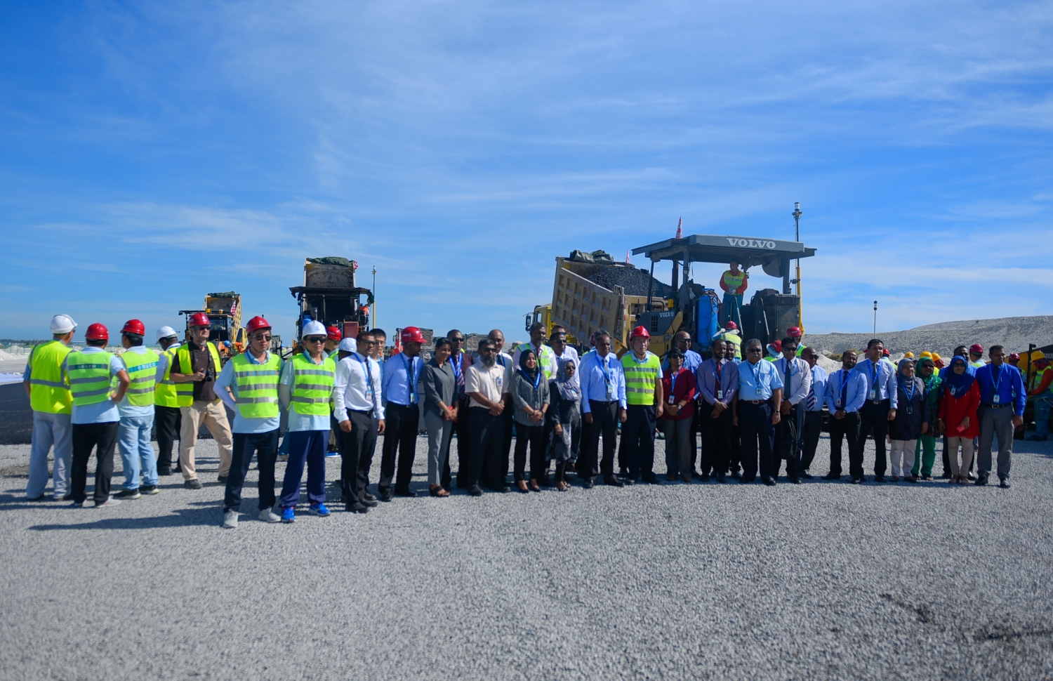 ހުޅުލެ: މާޗު 14، 2018: ވެލާނާ އިންޓަނޭޝަނަލް އެއާޕޯޓުގައި ހަދާ އާ ރަންވޭގެ ފުރަތަމަ ތާރު ފަށަލަ އެޅުމުގެ މަސައްކަތުގައި މަސައްކަތް ކުރަމުންދާ މުވައްޒަފުންތަކެއް ފޮޓޯއަކަށް ހުއްޓިގެން.-- ފޮޓޯ: ހުސެން ވަހީދު /މިހާރު