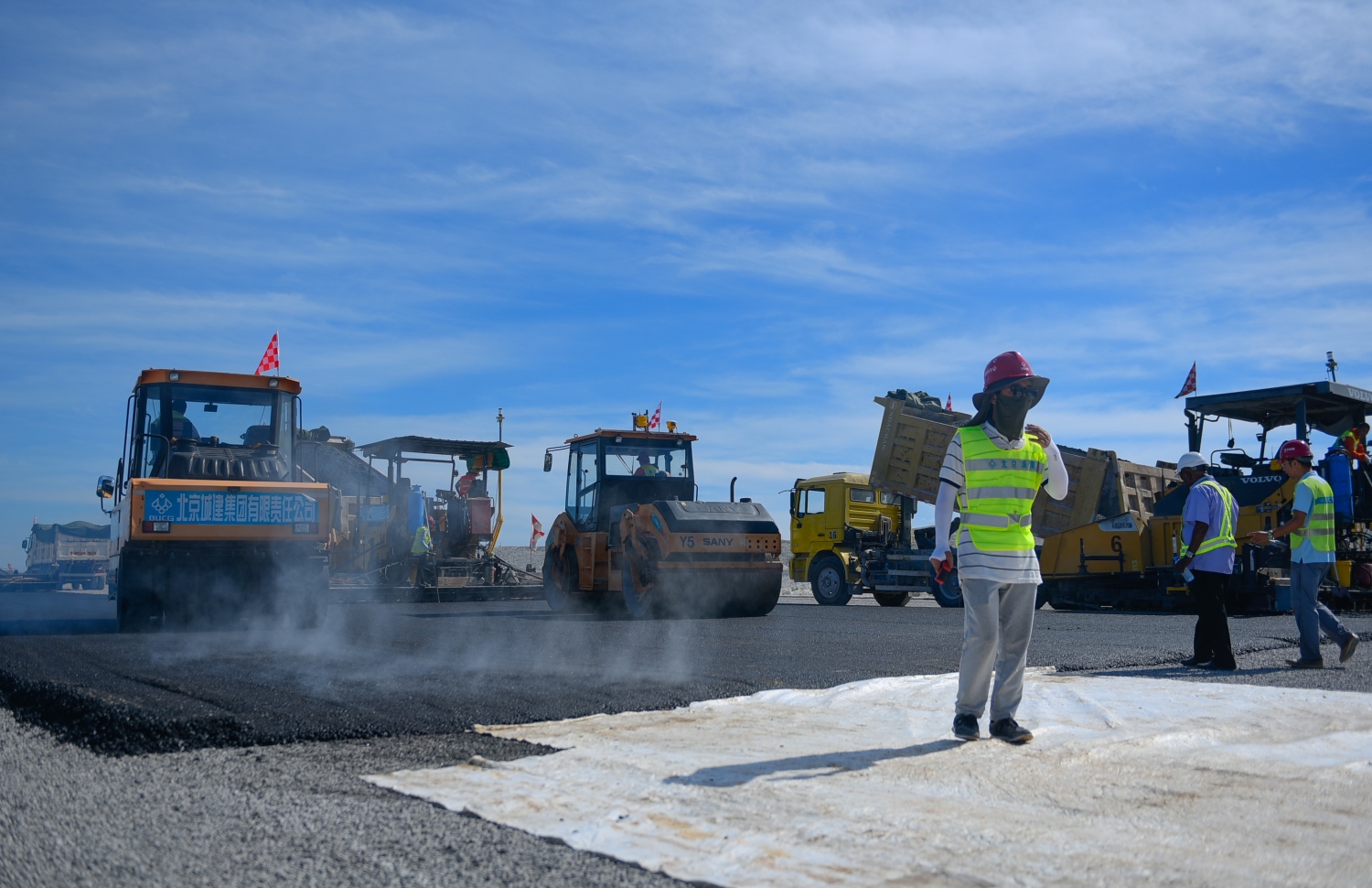 ހުޅުލެ: މާޗު 14، 2018: ވެލާނާ އިންޓަނޭޝަނަލް އެއާޕޯޓުގައި ހަދާ އާ ރަންވޭގެ ފުރަތަމަ ތާރު ފަށަލަ އެޅުމުގެ މަސައްކަތްކުރަނީ.-- ފޮޓޯ: ހުސެން ވަހީދު /މިހާރު