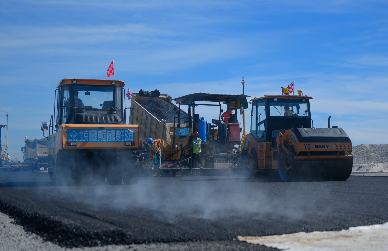 ވެލާނާ އިންޓަނޭޝަނަލް އެއާޕޯޓުގެ އާ ރަންވޭގެ ފުރަތަމަ ތާރު ފަށަލަ އެޅުމުގެ މަސައްކަތް މިއަދު ކުރަނީ. ފޮޓޯ: ހުސެއިން ވަހީދު /މިހާރު