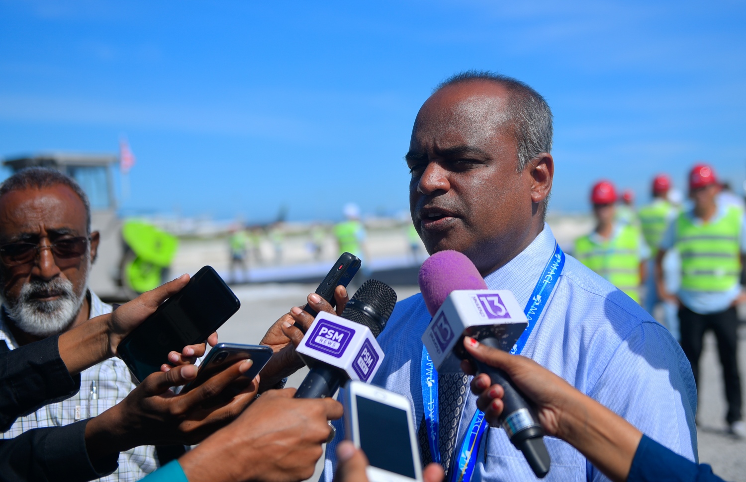 އެއާޕޯޓްގައި ހުންނަވައި އާދިލް ނޫސްވެރިންނާ ވާހަކަ ދައްކަވަނީ: އާ ރަންވޭ ހެދުމުގައި ގޮންޖެހުންތަކާ ކުރިމަތިވި -- ފައިލް ފޮޓޯ: މިހާރު