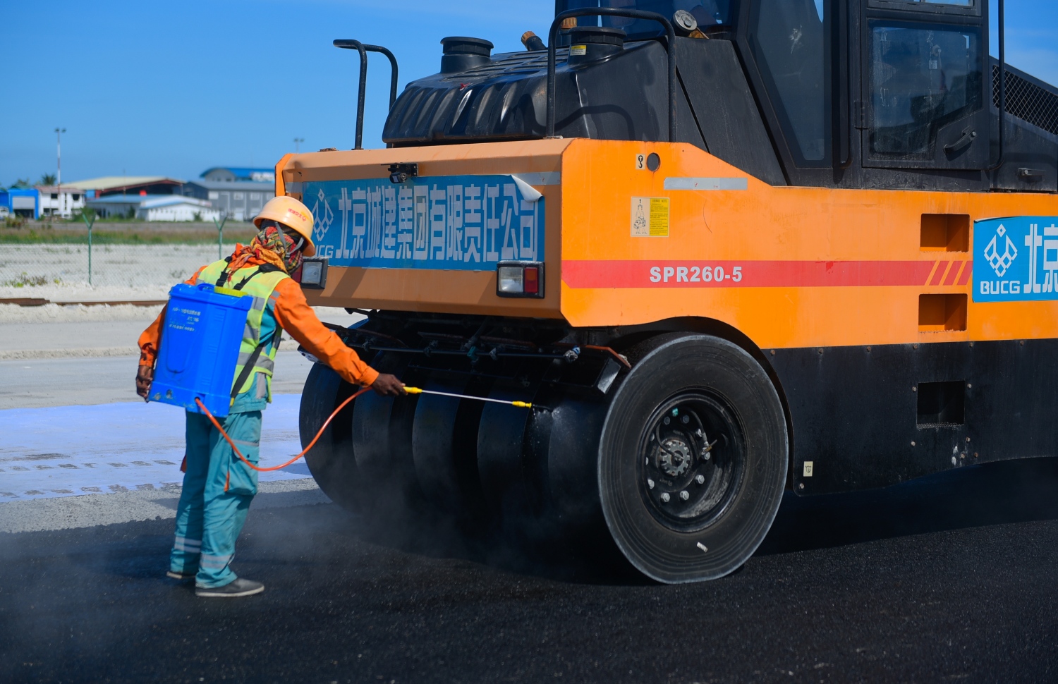 ހުޅުލެ: މާޗު 14، 2018: ވެލާނާ އިންޓަނޭޝަނަލް އެއާޕޯޓުގައި ހަދާ އާ ރަންވޭގެ ފުރަތަމަ ތާރު ފަށަލަ އެޅުމުގެ މަސައްކަތްކުރަނީ.-- ފޮޓޯ: ހުސެން ވަހީދު /މިހާރު