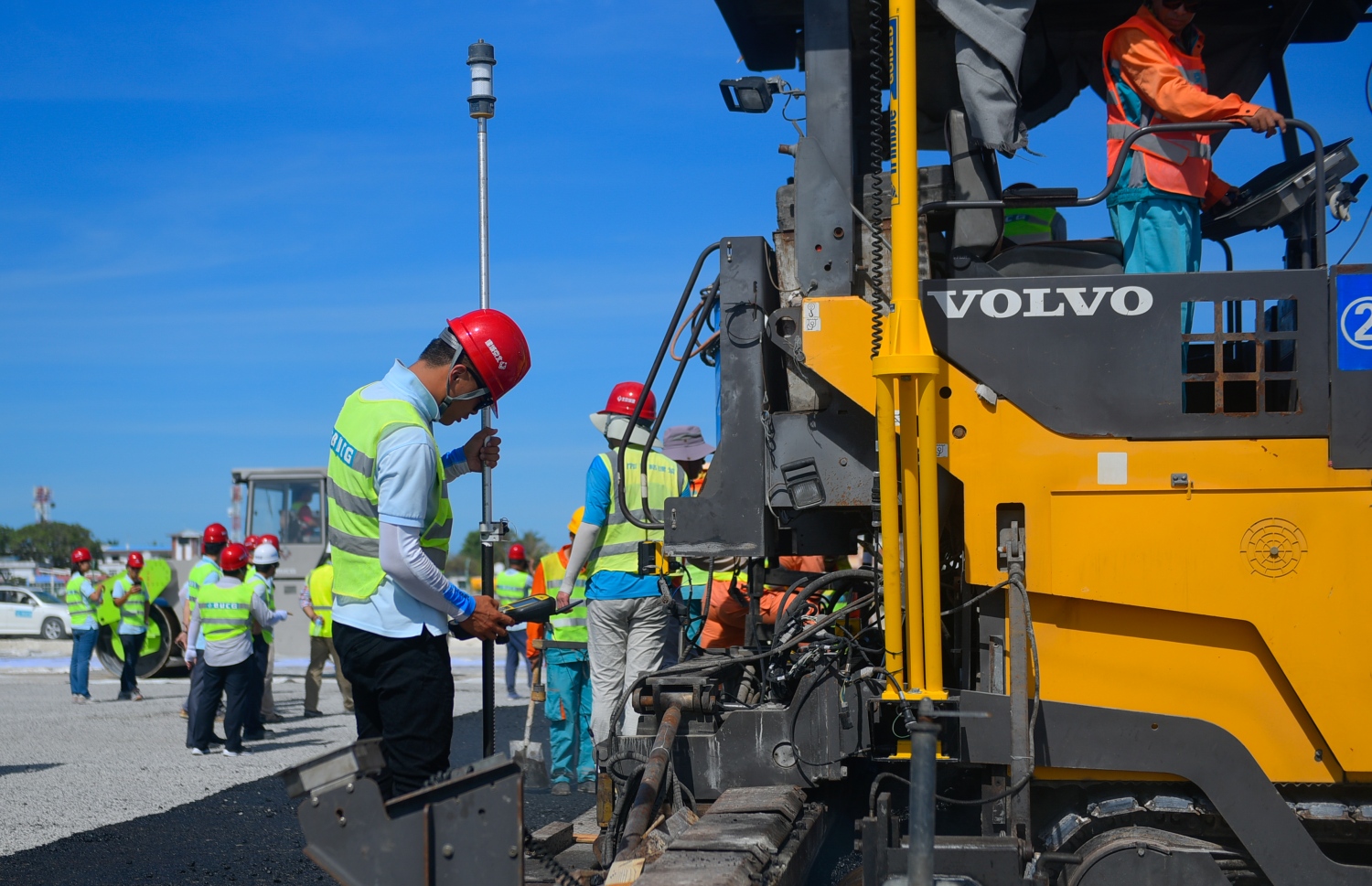 ހުޅުލެ: މާޗު 14، 2018: ވެލާނާ އިންޓަނޭޝަނަލް އެއާޕޯޓުގައި ހަދާ އާ ރަންވޭގެ ފުރަތަމަ ތާރު ފަށަލަ އެޅުމުގެ މަސައްކަތްކުރަނީ.-- ފޮޓޯ: ހުސެން ވަހީދު /މިހާރު