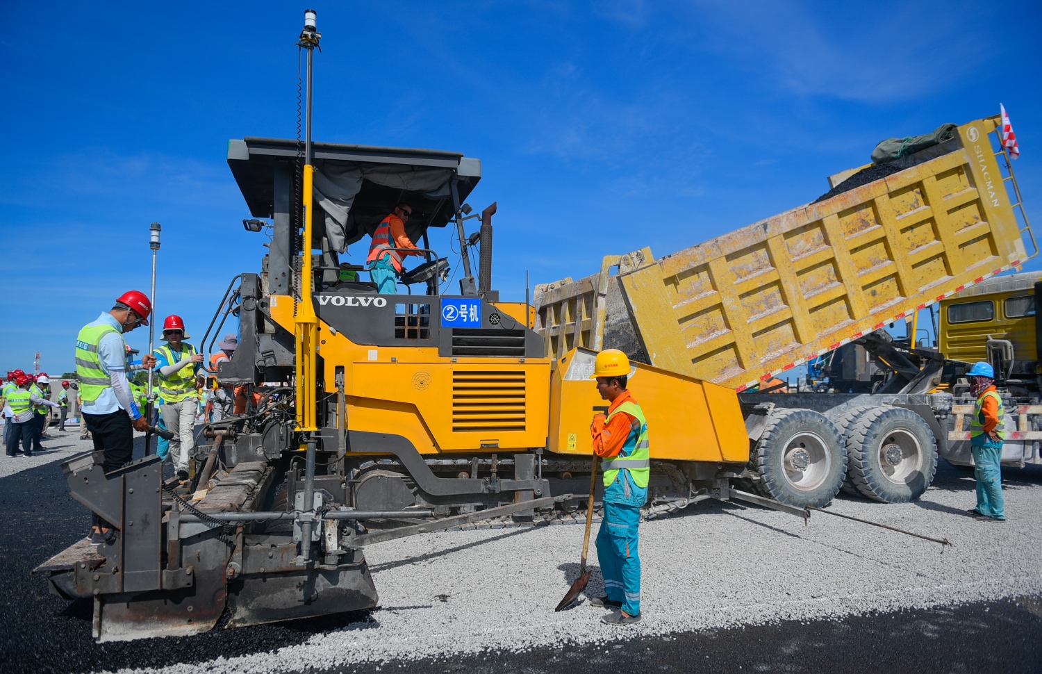 ހުޅުލެ: މާޗު 14، 2018: ވެލާނާ އިންޓަނޭޝަނަލް އެއާޕޯޓުގައި ހަދާ އާ ރަންވޭގެ ފުރަތަމަ ތާރު ފަށަލަ އެޅުމުގެ މަސައްކަތްކުރަނީ.-- ފޮޓޯ: ހުސެން ވަހީދު /މިހާރު