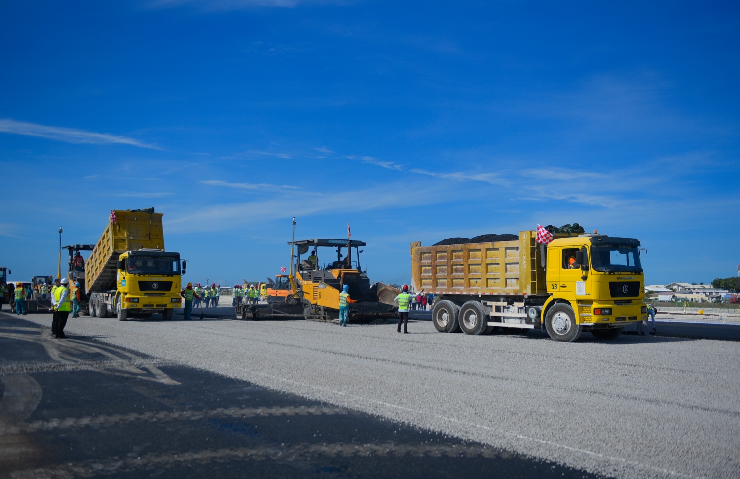 ހުޅުލެ: މާޗު 14، 2018: ވެލާނާ އިންޓަނޭޝަނަލް އެއާޕޯޓުގައި ހަދާ އާ ރަންވޭގެ ފުރަތަމަ ތާރު ފަށަލަ އެޅުމުގެ މަސައްކަތްކުރަނީ.-- ފޮޓޯ: ހުސެން ވަހީދު /މިހާރު