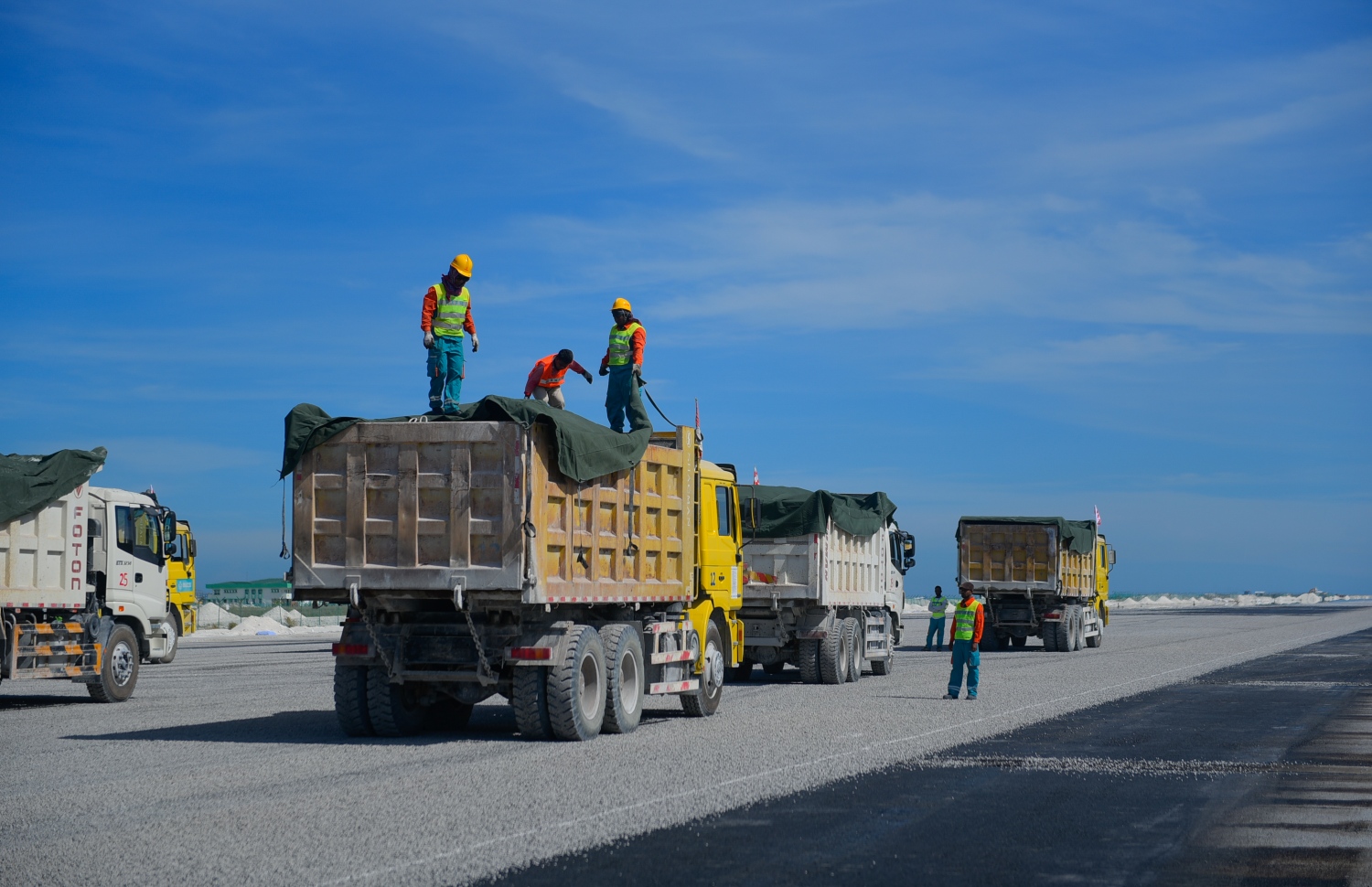 ހުޅުލެ: މާޗު 14، 2018: ވެލާނާ އިންޓަނޭޝަނަލް އެއާޕޯޓުގައި ހަދާ އާ ރަންވޭގެ ފުރަތަމަ ތާރު ފަށަލަ އެޅުމުގެ މަސައްކަތްކުރަނީ.-- ފޮޓޯ: ހުސެން ވަހީދު /މިހާރު
