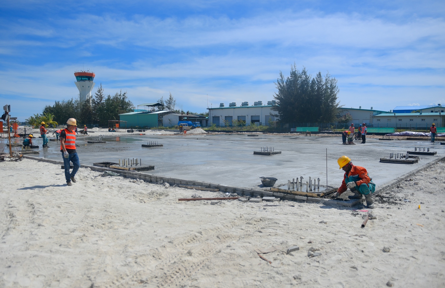 ހުޅުލެ: މާޗު 14، 2018: ވެލާނާ އިންޓަނޭޝަނަލް އެއާޕޯޓުގައި ހަދާ އާ ރަންވޭގެ ފުރަތަމަ ތާރު ފަށަލަ އެޅުމުގެ މަސައްކަތްކުރަނީ.-- ފޮޓޯ: ހުސެން ވަހީދު /މިހާރު