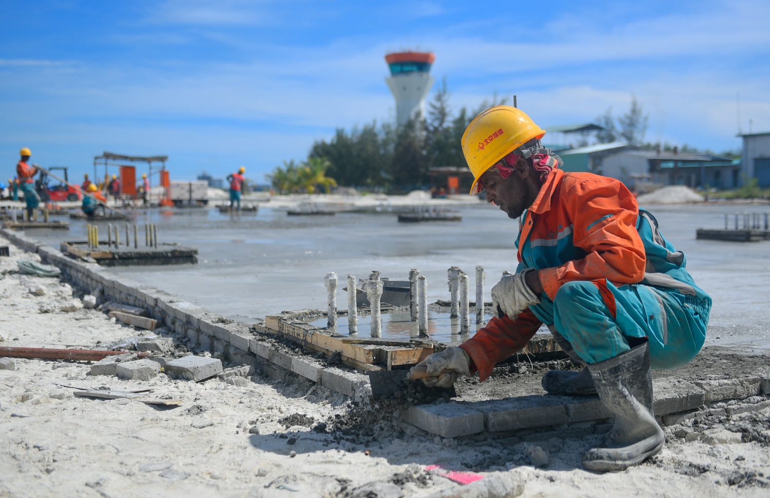 ހުޅުލެ: މާޗު 14، 2018: ވެލާނާ އިންޓަނޭޝަނަލް އެއާޕޯޓުގައި ހަދާ އާ ރަންވޭގެ ފުރަތަމަ ތާރު ފަށަލަ އެޅުމުގެ މަސައްކަތްކުރަނީ.-- ފޮޓޯ: ހުސެން ވަހީދު /މިހާރު