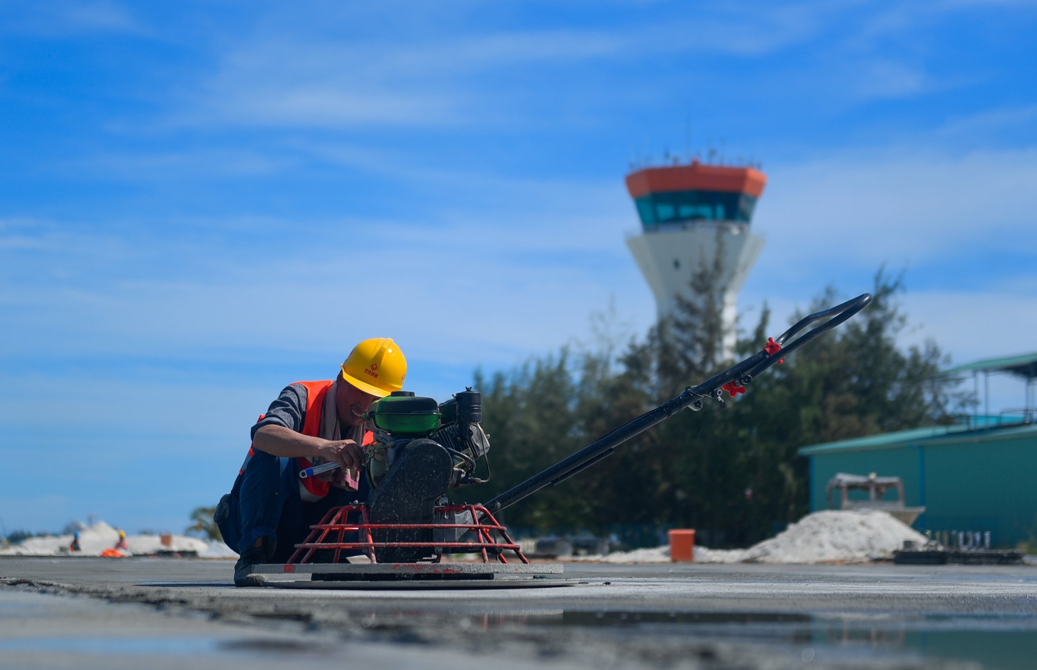 ހުޅުލެ: މާޗު 14، 2018: ވެލާނާ އިންޓަނޭޝަނަލް އެއާޕޯޓުގައި ހަދާ އާ ރަންވޭގެ ފުރަތަމަ ތާރު ފަށަލަ އެޅުމުގެ މަސައްކަތްކުރަނީ.-- ފޮޓޯ: ހުސެން ވަހީދު /މިހާރު