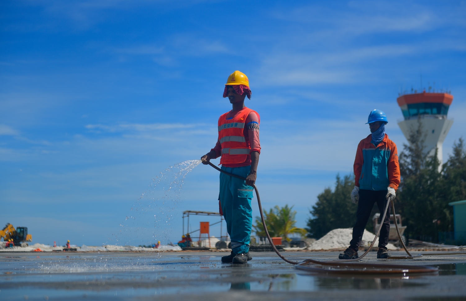 ހުޅުލެ: މާޗު 14، 2018: ވެލާނާ އިންޓަނޭޝަނަލް އެއާޕޯޓުގައި ހަދާ އާ ރަންވޭގެ ފުރަތަމަ ތާރު ފަށަލަ އެޅުމުގެ މަސައްކަތްކުރަނީ.-- ފޮޓޯ: ހުސެން ވަހީދު /މިހާރު