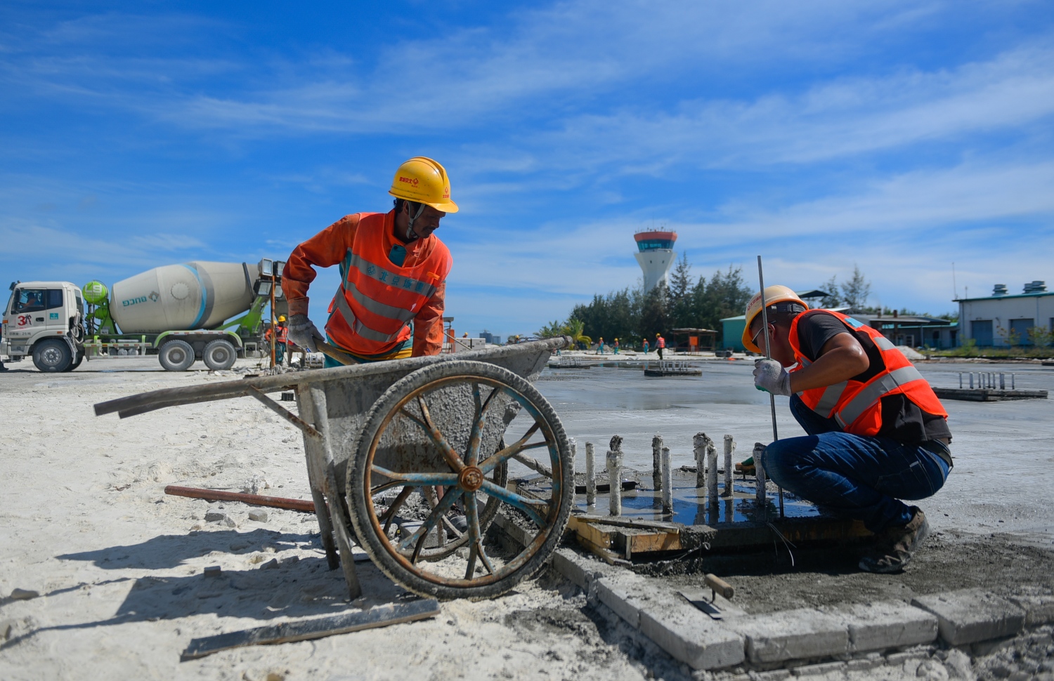 ހުޅުލެ: މާޗު 14، 2018: ވެލާނާ އިންޓަނޭޝަނަލް އެއާޕޯޓުގައި ހަދާ އާ ރަންވޭގެ ފުރަތަމަ ތާރު ފަށަލަ އެޅުމުގެ މަސައްކަތްކުރަނީ.-- ފޮޓޯ: ހުސެން ވަހީދު /މިހާރު