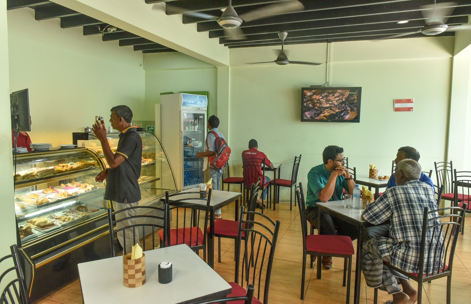 މާލޭގެ ކެފޭއަކުން ބަޔަކު ޚިދުމަތް ހޯދަނީ.---ފޮޓޯ: މިހާރު