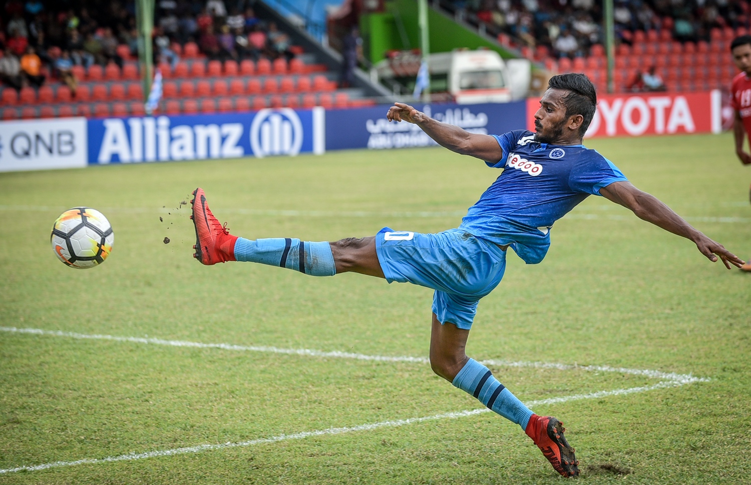 ނިއުގެ ސެންޓޭ މެޗެއްގެ ތެރެއިން ބޯޅަ ކޮންޓްރޯލް ކުރަނީ -- ފޮޓޯ: ނިޝާން އަލީ/މިހާރު