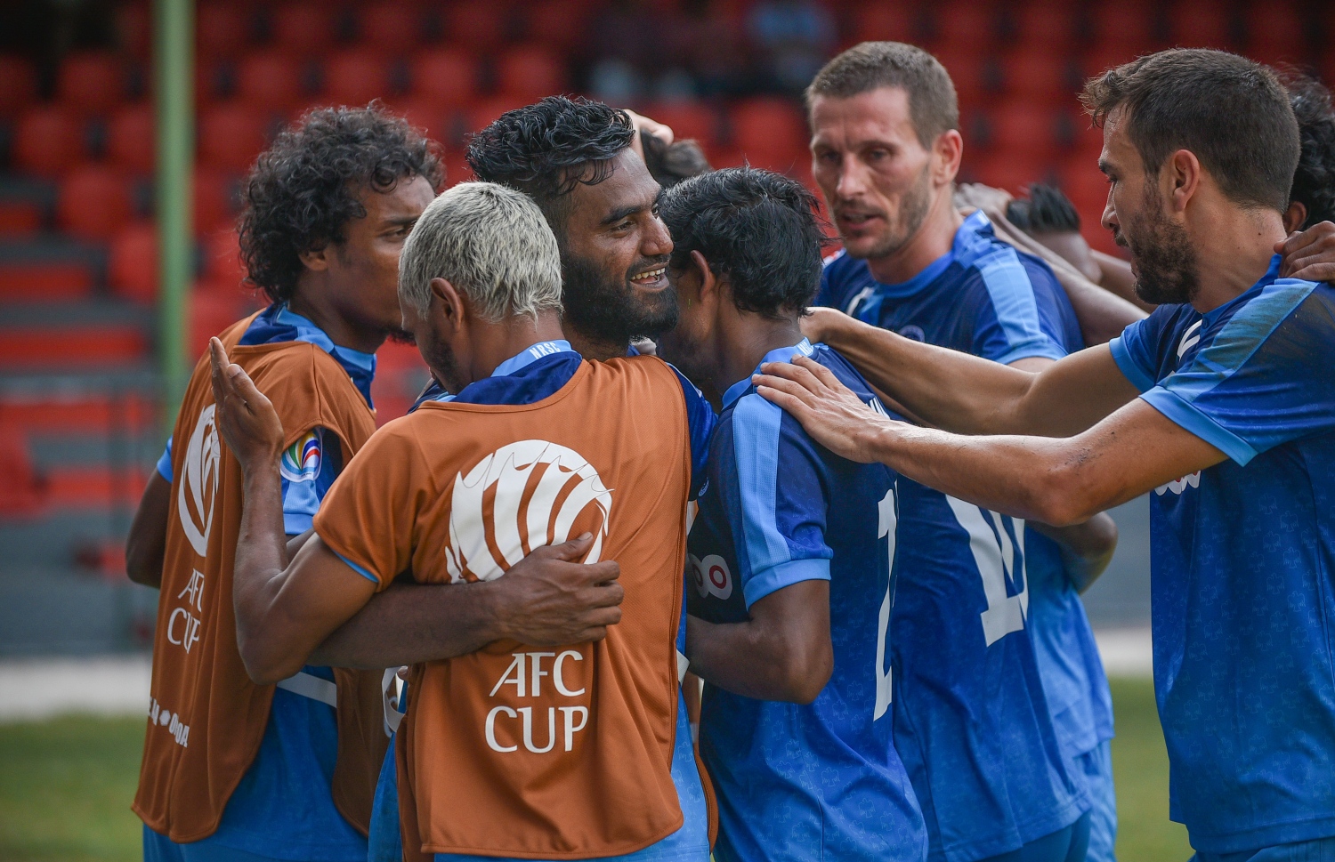 ދަގަނޑޭ ލަނޑު ޖެހުމަށް ފަހު ނިއުގެ ކުޅުންތެރިންނާ އެކު އުފާފާޅުކުރަނީ. –ފޮޓޯ: ނިޝާން އަލީ/ މިހާރު