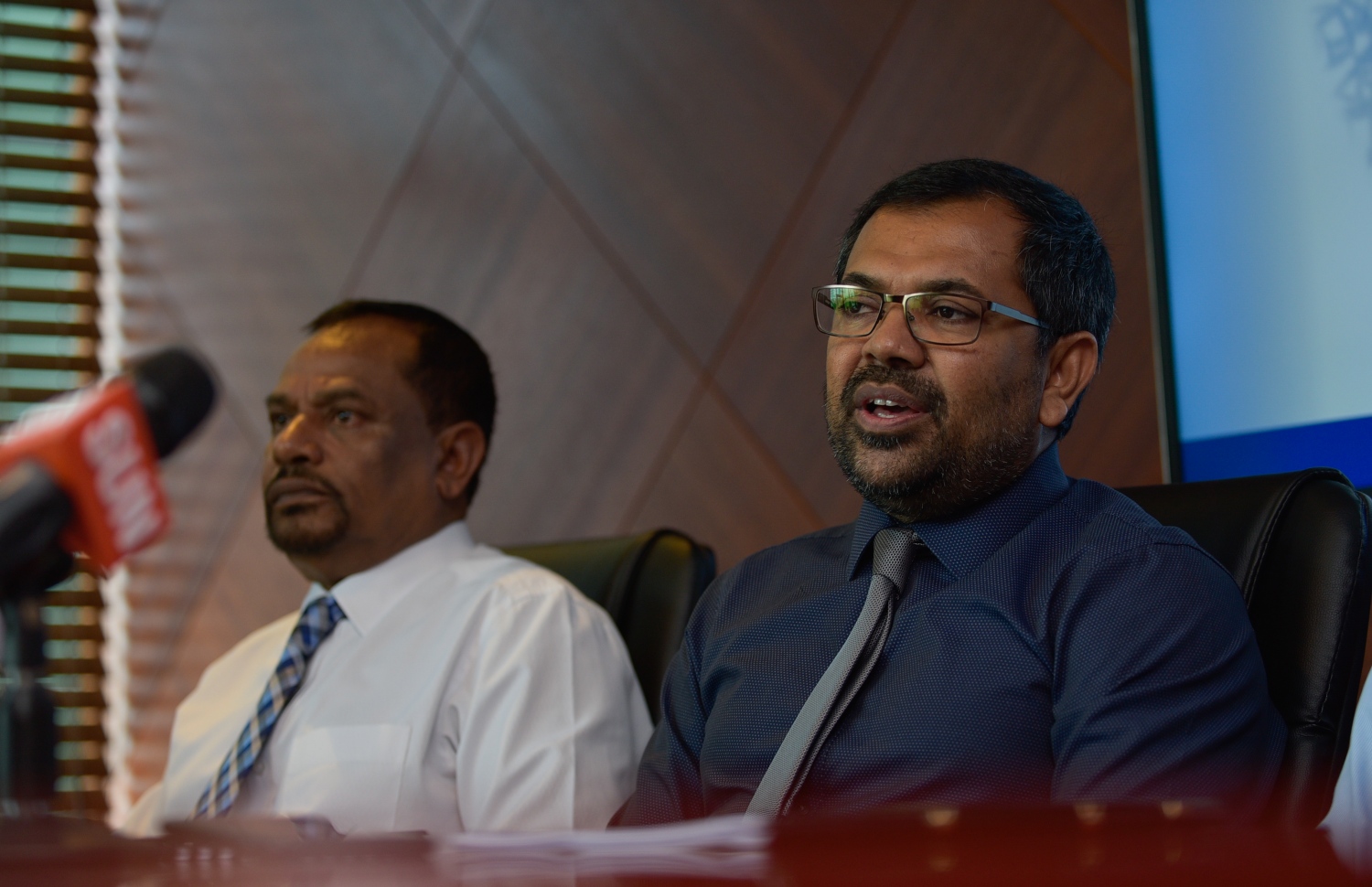 ޓޫރިޒަމް މިނިސްޓަރު ޒަމީރު (ކ) ނޫސްވެރިންނާ ވާހަކަ ދައްކަވަނީ. ---ފޮޓޯ: ހުސެއިން ވަހީދު/ މިހާރު