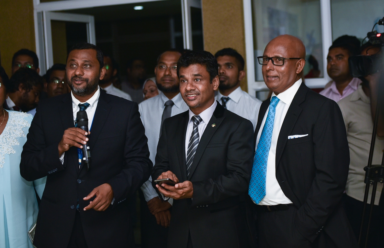 އޭޑީކޭގެ ކެތުލެބާއި އޮޕަރޭޝަންް ތިއޭޓަރު ރަސްމީކޮށް ހުޅުވުމަށް މިރޭ ބޭއްވި ރަސްމިއްޔާތުގައި ހެލްތު މިނިސްޓަރު ނާޒިމް (މ) އާއި އޭޑީކޭގެ ޗެއާމަން ނާޝިދު (ކ) އަދި އެމްޑީ އަފްއާލް ބައިވެރިވެވަޑައިގަންނަވަނީ.---ފޮޓޯ: ހުސެއިން ވަހީދު/މިހާރު