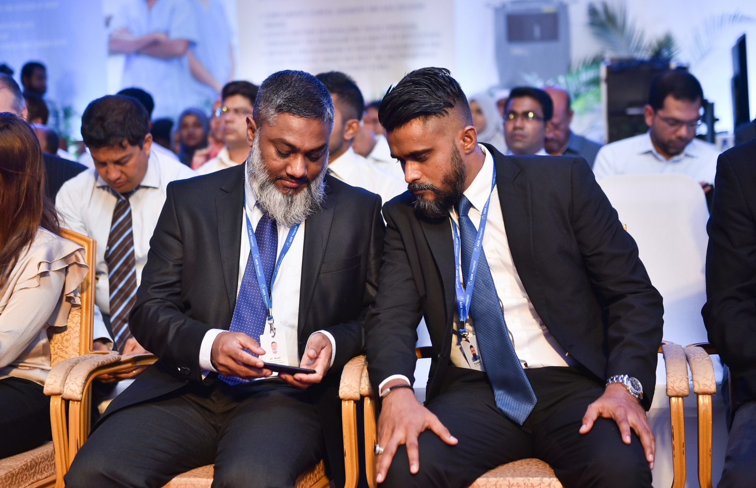 މާލެ: މާޗް 15، 2018- އޭޑީކޭ ހޮސްޕިޓަލްގެ ކެތުލެބާއި އޮޕަރޭޝަންް ތިއޭޓަރު ހިމެނޭ ކޮމްޕްލެކްސް ހުޅުވުމަށް މިރޭ ބޭއްވި ރަސްމިއްޔާތުގައި ބައިވެރިވެވަޑައިގެންނެވި ބައެއް ބޭފުޅުން.---ފޮޓޯ: ހުސެއިން ވަހީދު/މިހާރު