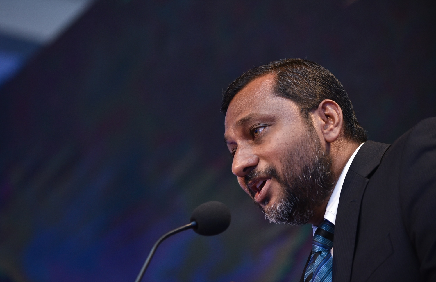 މާލެ: މާޗް 15، 2018- އޭޑީކޭ ހޮސްޕިޓަލްގެ ކެތުލެބާއި އޮޕަރޭޝަންް ތިއޭޓަރު ހިމެނޭ ކޮމްޕްލެކްސް ހުޅުވުމަށް މިރޭ ބޭއްވި ރަސްމިއްޔާތުގައި އެ ހޮސްޕިޓަލްގެ މެނޭޖިން ޑިރެކްޓަރު އަފްއާލް ވާހަކަ ދައްކަވަނީ.---ފޮޓޯ: ހުސެއިން ވަހީދު/މިހާރު