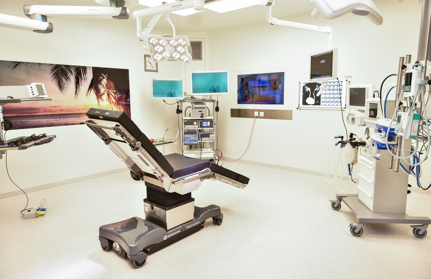 މާލެ: މާޗް 16، 2018- އޭޑީކޭ ހޮސްޕިޓަލްގައި ހިތުގެ އޮޕަރޭޝަނަށް ޚާއްސަ ކެތުލެބާއި އޮޕަރޭޝަންް ތިއޭޓަރު ރަސްމީކޮށް ހުޅުވުމުގެ ގޮތުން ބޭއްވި ރަސްމިއްޔާތަށްފަހު އެތަންތަން މީޑިއާއަށް ދައްކާލަނީ..---ފޮޓޯ: ހުސެއިން ވަހީދު/މިހާރު