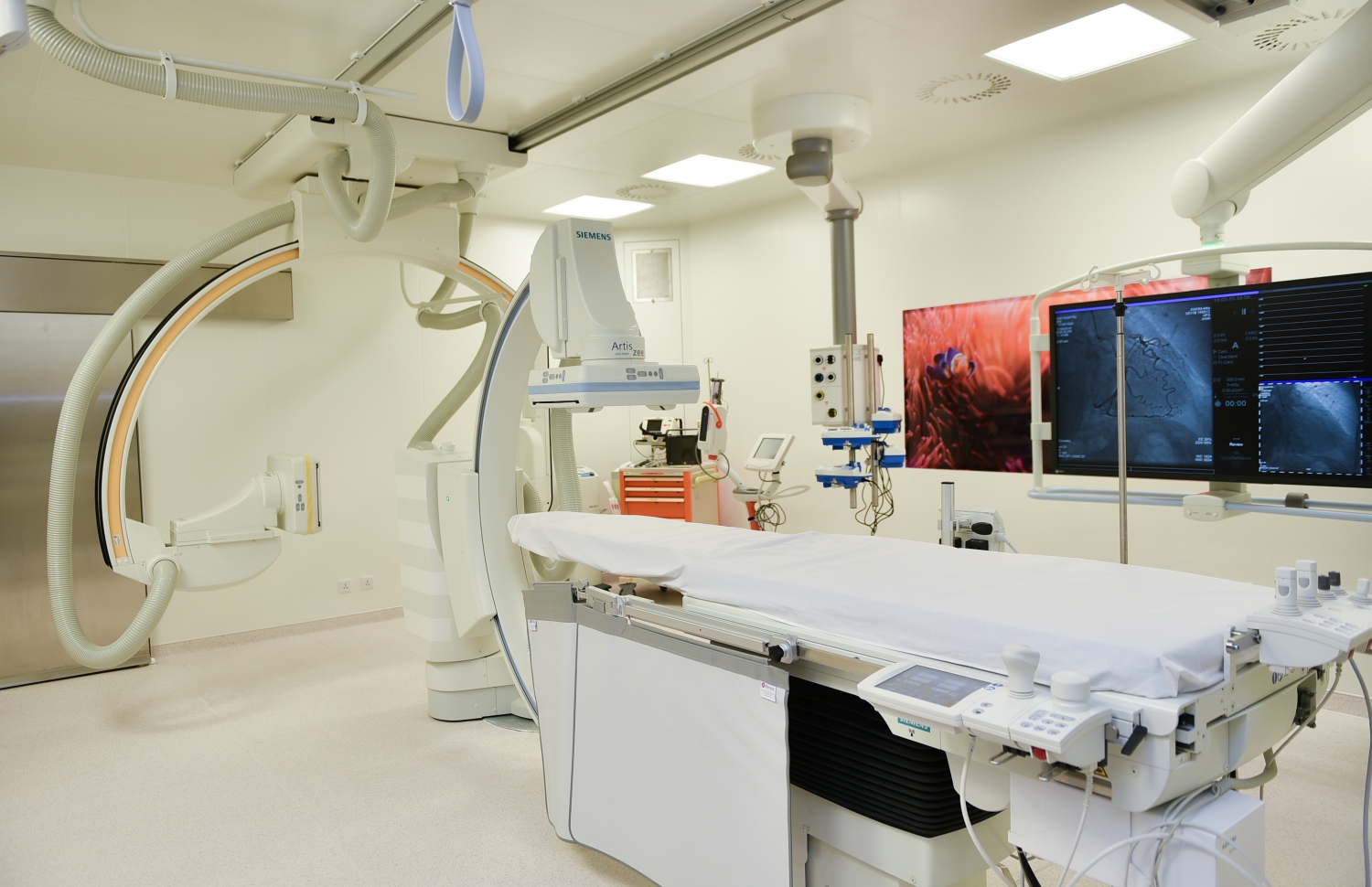 މާލެ: މާޗް 15، 2018- އޭޑީކޭ ހޮސްޕިޓަލްގެ ކެތުލެބާއި އޮޕަރޭޝަންް ތިއޭޓަރު ހިމެނޭ ކޮމްޕްލެކްސް ހުޅުވާފައިވާއިރު، މިތަނުން ހިތުގެ ބަލިތަކަށް އެންމެ ޒަމާނީ ފަރުވާ ދެވޭނެ ކަމަށް އޭޑީކޭ އިން ބުނޭ.---ފޮޓޯ: ހުސެއިން ވަހީދު/މިހާރު