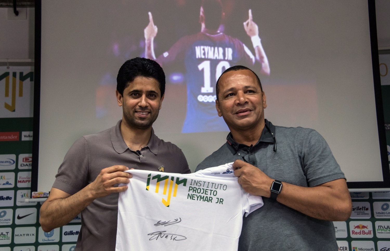 ނޭމާގެ ނަމުގައި ހަދާ އެކެޑަމީގެ މަސައްކަތް ފެށުމުގެ ވާހަކަތަކަށް ފަހު ޕީއެސްޖީގެ ރައީސް ހެއްލާފީ (ވ) އާއި ނޭމާގެ ބައްޕަ ޖާޒީއެއް ދައްކާލަނީ. -- ފޮޓޯ: އޭއެފްޕީ