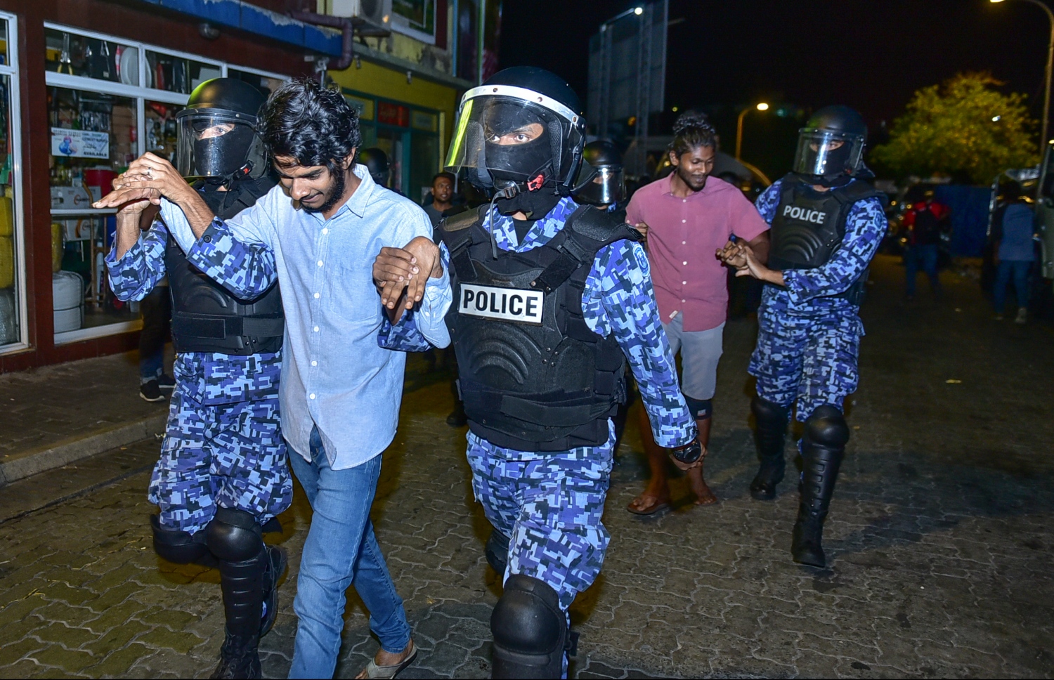 ލޯކަލް މާރުކޭޓު ސަރަހައްދަށް އެއްވި ދެ މީހަކު ހައްޔަރުކޮށްގެން ރޭ ގެންދަނީ. ---ފޮޓޯ: ހުސެއިން ވަހީދު/ މިހާރު