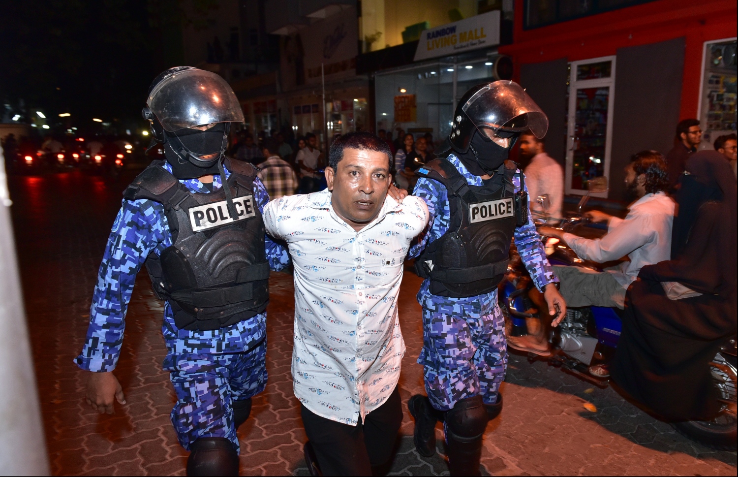 ރޭގެ މުޒާހަރާއިން މީހަކު ހައްޔަރުކޮށްގެން ގެންދަނީ-- ފޮޓޯ: ނިޝާން އަލީ/މިހާރު