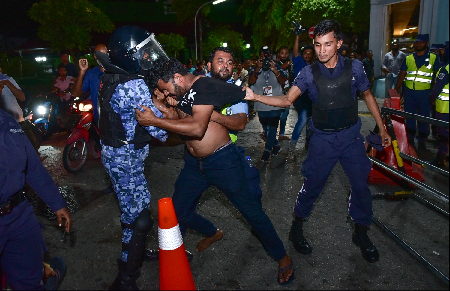 2018 ގައި އިދިކޮޅު ޕާޓީތަކުން އިންތިޒާމުކޮގެން ރައީސް އަބްދުﷲ ޔާމީންގެ ސަރުކާރާ ދެކޮޅަށް ކުރިއަށް ގެންދިޔަ ސިލްސިލާ މުޒާހަރާތަކުގެ ތެރެއިން ބޭއްވި އެއްވުމުގައި މީހަކު ހައްޔަރު ކުރަނީ--ފޮޓޯ: މިހާރު