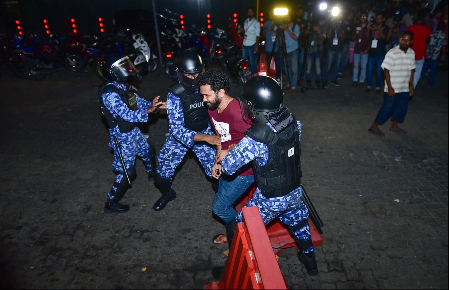 އިދިކޮޅު ފަރާތްތަކުން ބޭއްވި އެއްވުމެއްގެ ތެރެއިން މީހަކު ހައްޔަރު ކުރަނީ. ---ފޮޓޯ: ހުސެއިން ވަހީދު/ މިހާރު