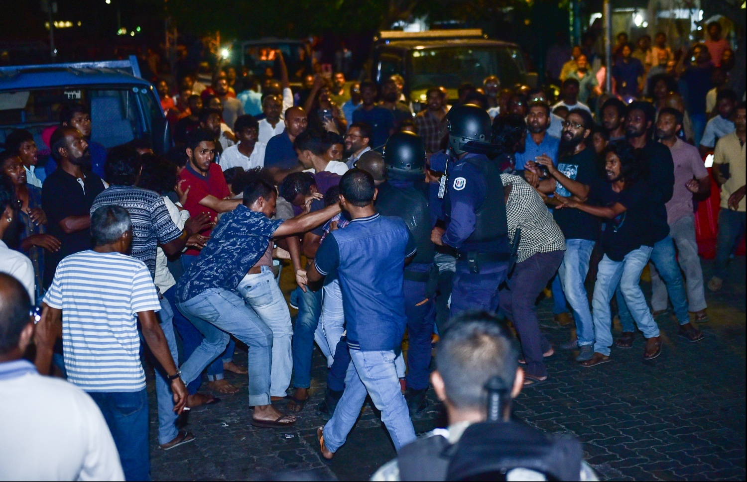 އެމްޑީޕީ އިދިކޮޅުގައި އޮއްވާ ކުރި މުޒާހަރާއަކަށް ހުރަސް އަޅައި، އެއްވުން ރޫޅާލަނީ-- މިހާރު ފައިލް ފޮޓޯ