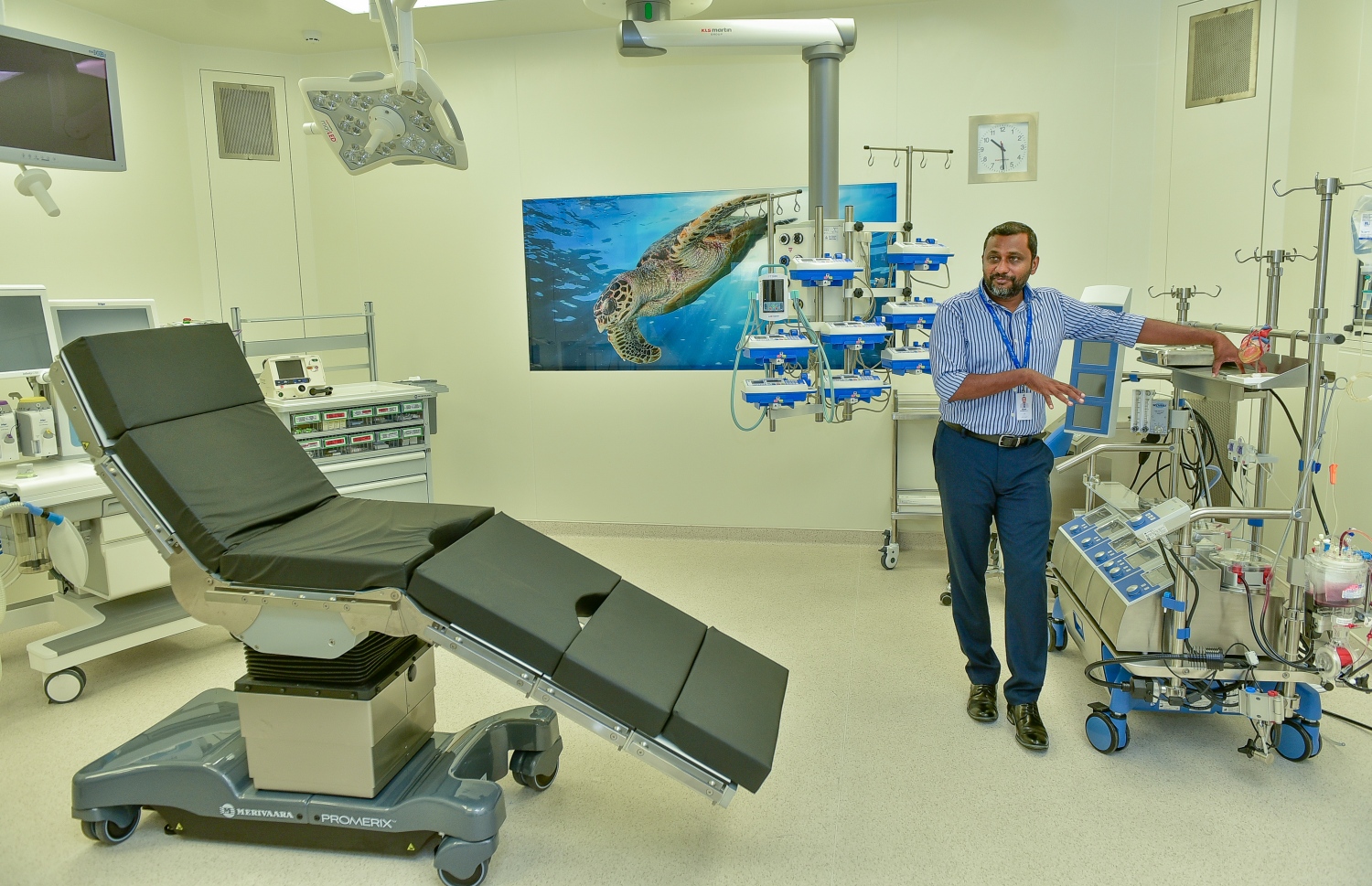 އޭޑީކޭ ހޮސްޕިޓަލުގައި ހިތުގެ ބައިޕާސް އޮޕަރޭޝަން ކުރެވޭ ގޮތަށް ހެދި ތިއޭޓަރު: މިއީ އެންމެ ޒަމާނީ ޓެކްނޮލޮޖީ ހިމެނޭ ތިއޭޓަރެއް -ފޮޓޯ: ނިޝާން އަލީ /މިހާރު