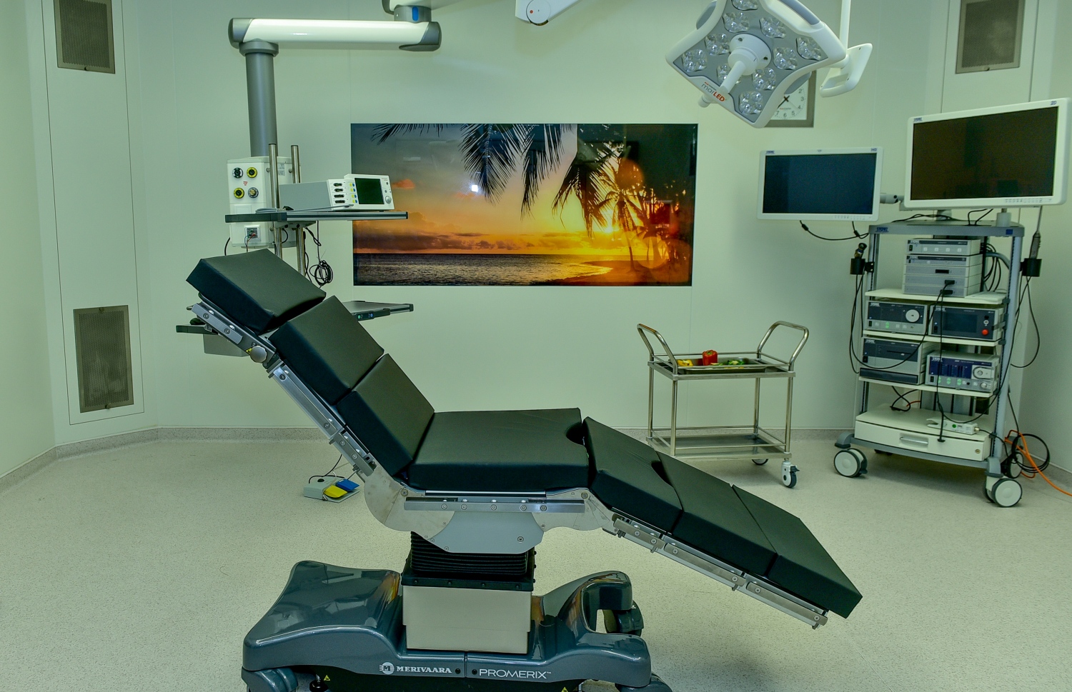 އޭޑީކޭގައި އަލަށް ހެދި އާއްމު އޮޕަރޭޝަން ތިއޭޓަރު. މިތަނުގައި ހުންނަ ތްރީޑީ އެންޑޮސްކޮޕީ މެޝިނުގެ އެހީގައި މީހާގެ ހަށިގަނޑުގެ އެތެރެ ފެންނާނީ އަސްލާ އެއްގޮތަށް --ފޮޓޯ: ނިޝާން އަލީ /މިހާރު