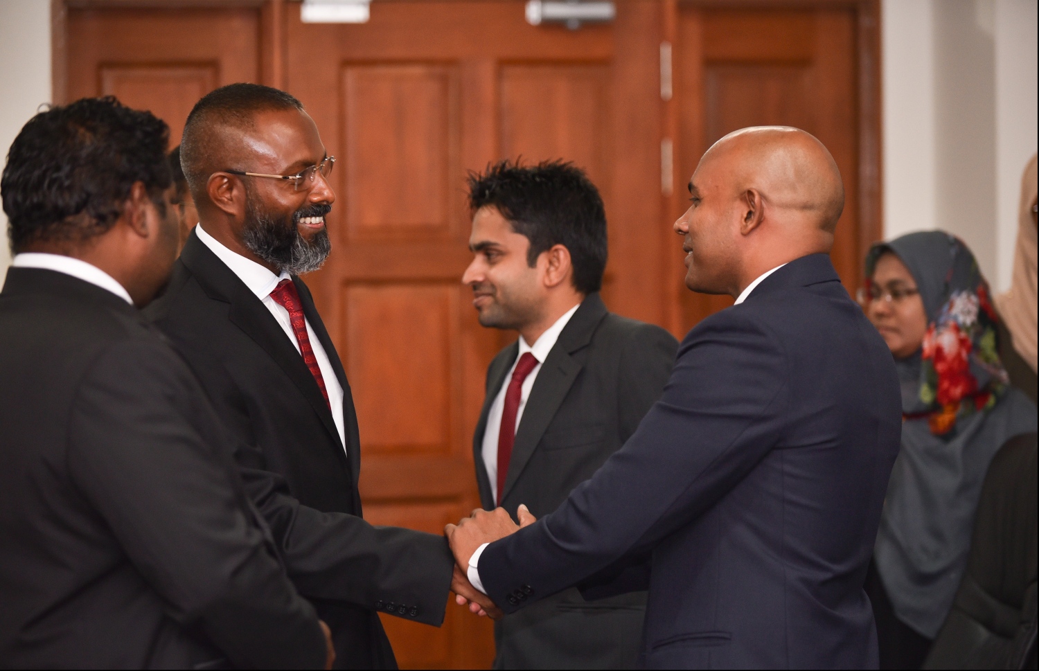 ހައި ކޯޓުގެ އިސް ފަނޑިޔާރު އަބްދުﷲ ދީދީ އާ ހަސަން ސަލާމް ކުރައްވަނީ -- ފޮޓޯ: ހުސެއިން ވަހީދު/ މިހާރު