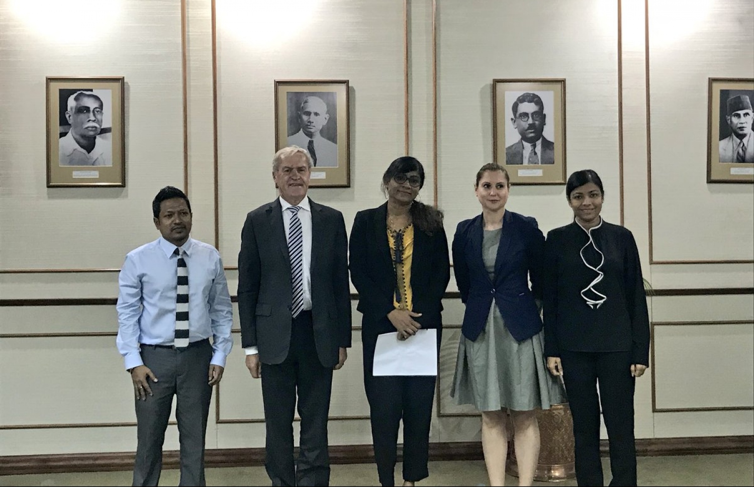 އައިޕީޔޫގެ އެޗްއާރު ކޮމިޓީގެ މެމްބަރުންނާ އެކު، އެމްޑީޕީގެ ތިން މެމްބަރަކު