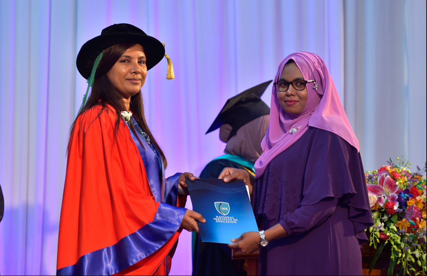 އެންއައިއީން ދަސްވެނިވި ދަރިވަރަކަށް، އެޑިއުކޭޝަން މިނިސްޓަރު އައިޝަތު ޝިހާމް މިއަދު ލިޔުން ހަވާލުކޮށް ދެއްވަނީ.---ފޮޓޯ: ހުސެއިން ވަހީދު/މިހާރު