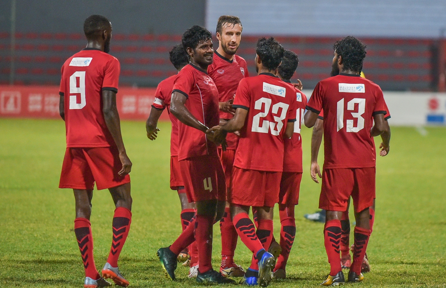 މެޗެއްގެ ތެރެއިން ލަނޑު ޖެހުމަށް ފަހު ޓީސީ ކުޅުންތެރިން އުފާފާޅުކުރަނީ. -- ފޮޓޯ: ނިޝާން އަލީ/ މިހާރު