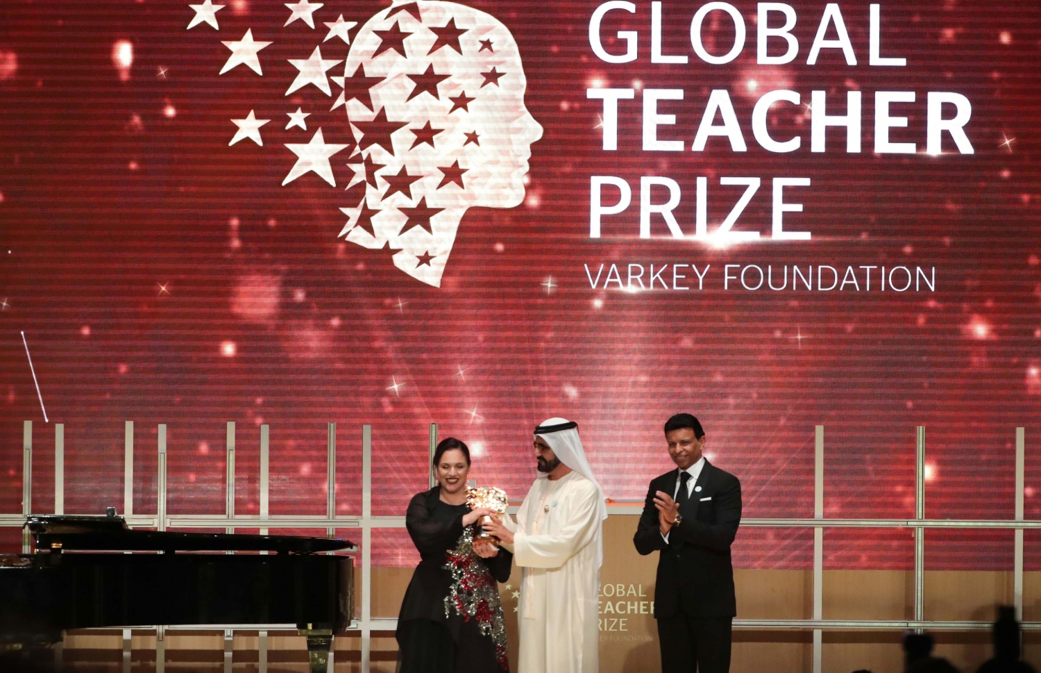 "ގްލޯބަލް ޓީޗާ ޕްރައިޒް" އިނގިރޭސި ޓީޗަރު އަންދުރިއާ ޒަފިރަކޫ އަށް ހަވާލު ކުރަނީ. --ފޮޓޯ:އޭއެފްޕީ