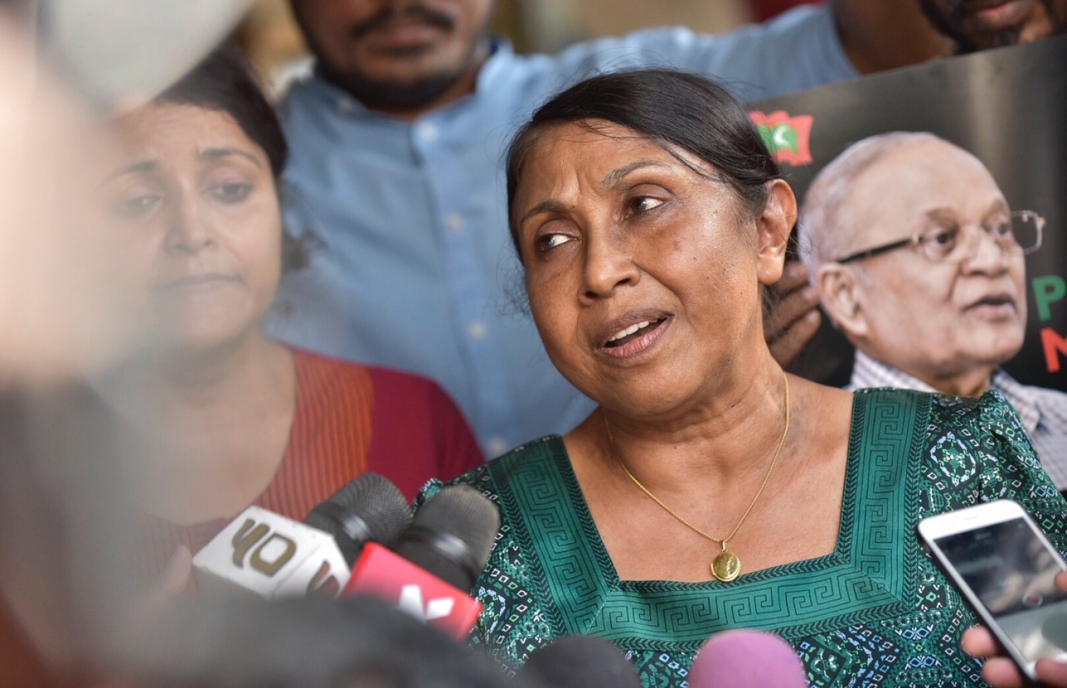 ކްރިމިނަލް ކޯޓު ކައިރީގައި ހުންނަވައި މައުމޫންގެ އަނބިކަނބަލުން ނޫސްވެރިންނަށް މިއަދު މައުލޫމާތު ދެއްވަނީ. ---ފޮޓޯ: ނިޝާން އަލީ/ މިހާރު