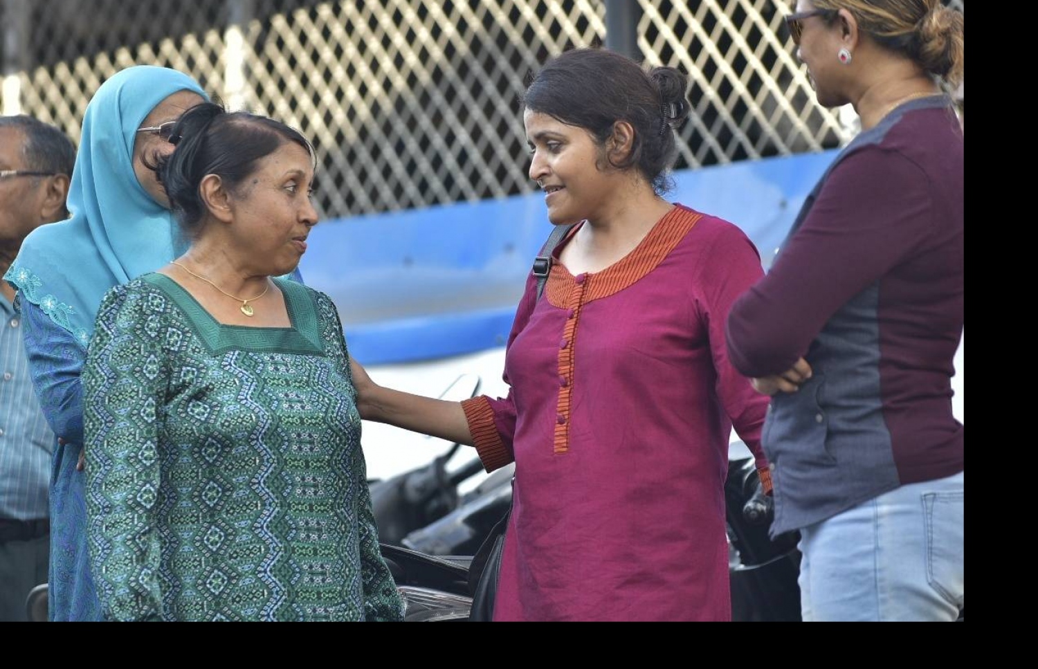 ކުރީގެ ރައީސް މައުމޫން ކްރިމިނަލް ކޯޓަށް ހާޒިރުކުރާއިރު، އެމަނިކުފާނުގެ އަނބިކަނބަލުން ނަސްރީނާ އިބްރާހިމާއި (ވ) ދަރިކަނބަލުން ޔުމްނާ މައުމޫން ކޯޓު ކައިރީގައި މަޑުކޮށްލައްވައިގެން-- ފޮޓޯ: ހުސެއިން ވަހީދު/ މިހާރު