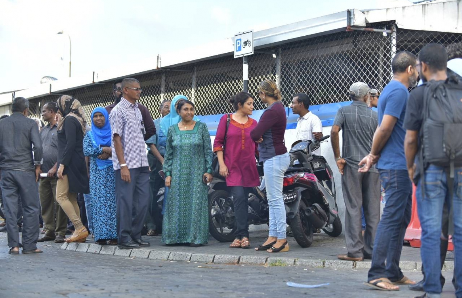 ކުރީގެ ރައީސް މައުމޫން ކްރިމިނަލް ކޯޓަށް ހާޒިރުކުރާއިރު، އެމަނިކުފާނުގެ އަނބިކަނބަލުން ނަސްރީނާ އިބްރާހިމާއި (ވ) ދަރިކަނބަލުން ޔުމްނާ މައުމޫން ކޯޓު ކައިރީގައި މަޑުކޮށްލައްވައިގެން-- ފޮޓޯ: ހުސެއިން ވަހީދު/ މިހާރު