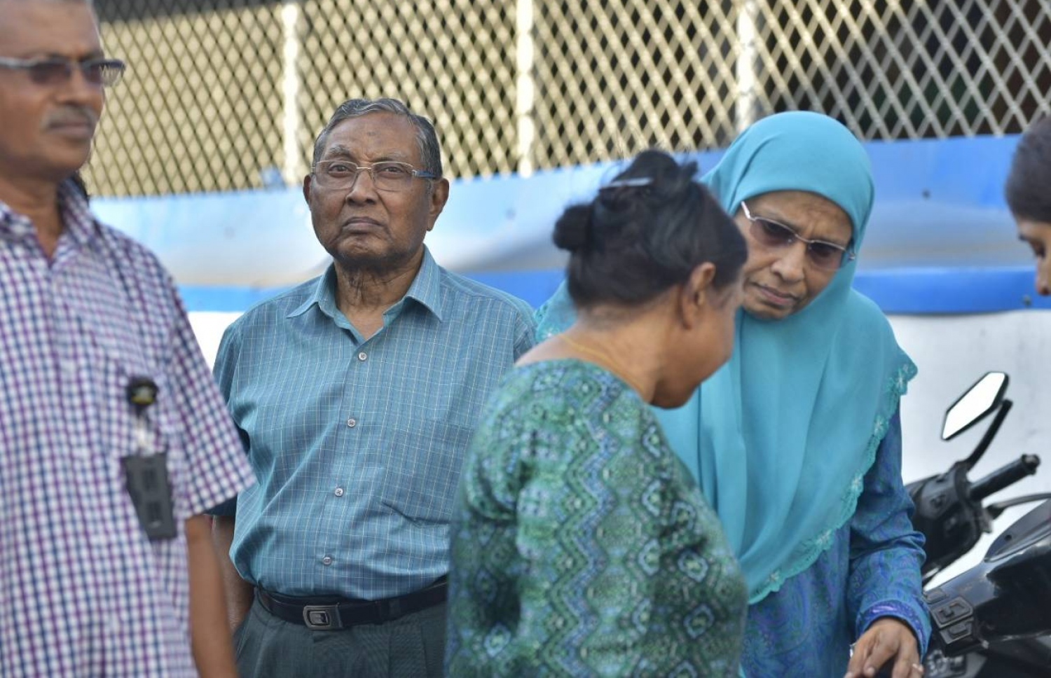 ރައީސް މައުމޫން ކޯޓަށް ހާޒިރުކުރި ދުވަހަކު އައްބާސް އިބްރާހިމް ނަސްރީނާއެކު ކޯޓު ކައިރީގައި.