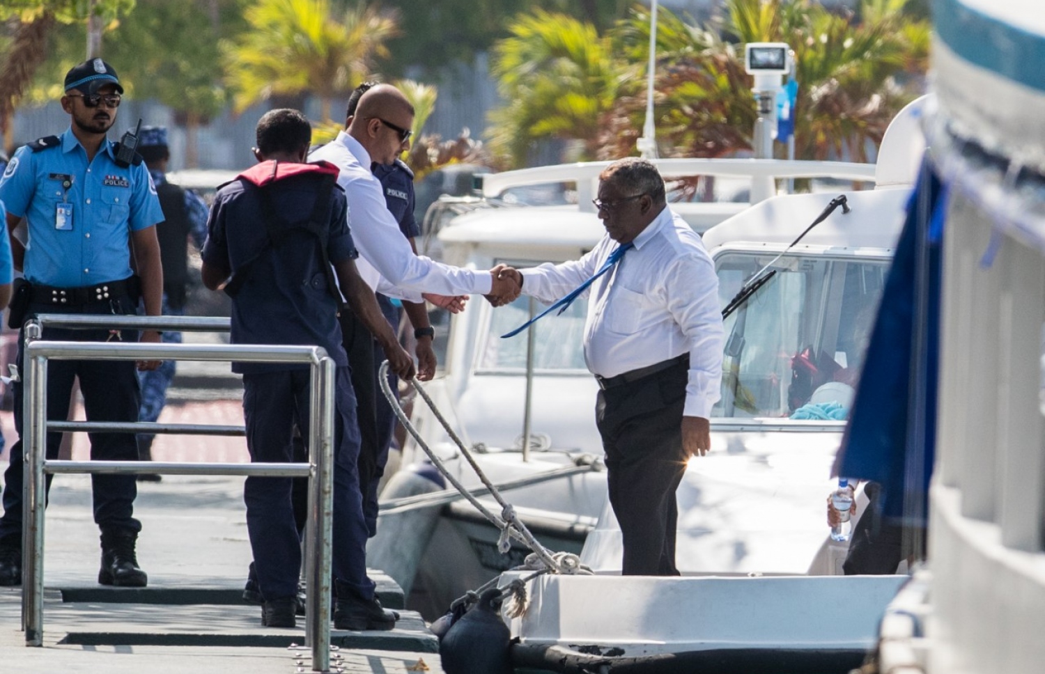 މާލެ: މާޗް 20، 2018- ސަރުކާރު ވައްޓާލަން އުޅުމާއި ރިޝްވަތުގެ ތުހުމަތަށް ހައްޔަރުކޮށްފައިވާ، ސުޕްރީމް ކޯޓުގެ ފަނޑިޔާރު އަލީ ހަމީދު ކޯޓަށް ހާޒިރުކުރުމަށް ދޫނިދޫއިން މާލެ ގެނައުމުން ޕޮލިސް ލޯންޗުން ފައިބާވަޑައިގަންނަވަނީ: --ފޮޓޯ: ނިޝާން އަލީ/މިހާރު