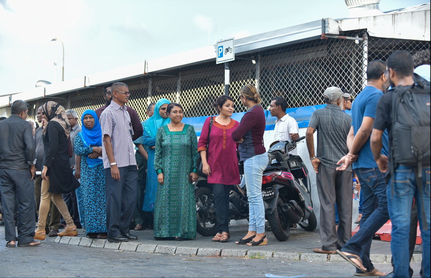 މާލެ: މާޗް 20، 2018- ސަރުކާރު ވައްޓާލަން އުޅުމުގެ ތުހުމަތަށް ހައްޔަރުކޮށްފައިވާ ކުރީގެ ރައީސް މައުމޫން އަބްދުލް ގައްޔޫމް ކޯޓަށް ހާޒިރުކުރި ވަގުތު އަނބިކަނބަލުން ނަސްރީނާ އިބްރާހިމާއި ދަރިކަނބަލުން ޔުމްނާ ކްރިމިނަލް ކޯޓު ކައިރީގައި.---ފޮޓޯ: ހުސެން ވަހީދު/މިހާރު