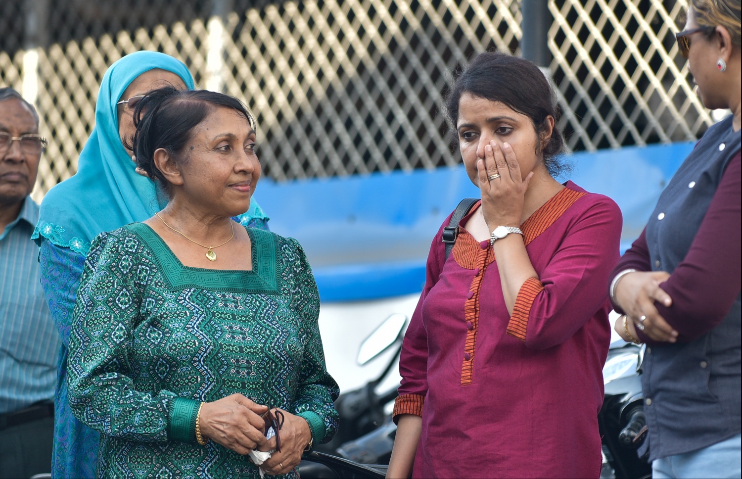 މާލެ: މާޗް 20، 2018- ސަރުކާރު ވައްޓާލަން އުޅުމުގެ ތުހުމަތަށް ހައްޔަރުކޮށްފައިވާ ކުރީގެ ރައީސް މައުމޫން އަބްދުލް ގައްޔޫމް ކޯޓަށް ހާޒިރުކުރި ވަގުތު އަނބިކަނބަލުން ނަސްރީނާ އިބްރާހިމާއި ދަރިކަނބަލުން ޔުމްނާ ކްރިމިނަލް ކޯޓު ކައިރީގައި.---ފޮޓޯ: ހުސެން ވަހީދު/މިހާރު