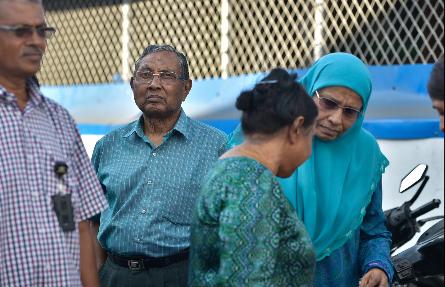 މާލެ: މާޗް 20، 2018- ސަރުކާރު ވައްޓާލަން އުޅުމުގެ ތުހުމަތަށް ހައްޔަރުކޮށްފައިވާ ކުރީގެ ރައީސް މައުމޫން އަބްދުލް ގައްޔޫމް ކޯޓަށް ހާޒިރުކުރި ވަގުތު އަނބިކަނބަލުން ނަސްރީނާ އިބްރާހިމާއި އެއްބަނޑު އެއްބަފާ ބޭބޭފުޅު އައްބާސް އަދި އާއިލާގެ އެހެން ބައެއް ބޭފުޅުންނާ އެކު ކްރިމިނަލް ކޯޓު ކައިރީގައި.---ފޮޓޯ: ހުސެން ވަހީދު/މިހާރު